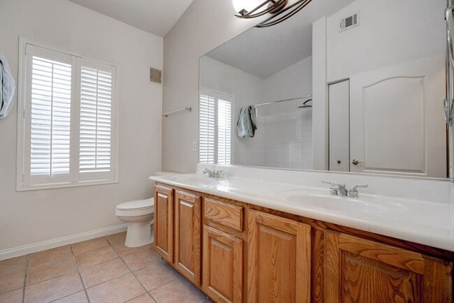 Building Photo - 2305 W Horizon Ridge Pkwy