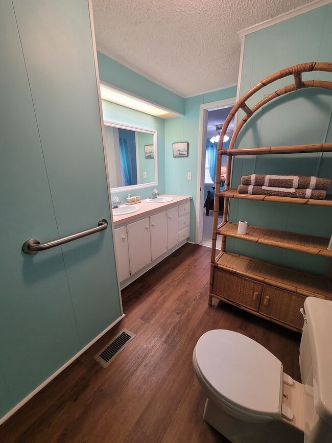 Building Photo - 5 Bedroom Beach House