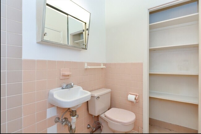 Building Photo - 922 Beacon St