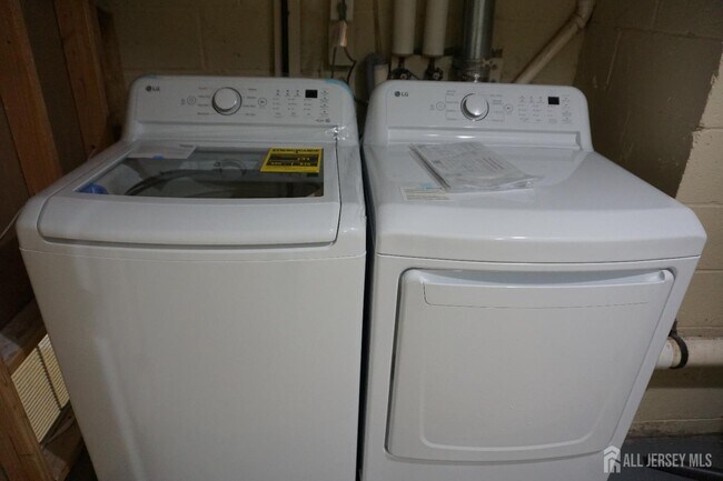 Building Photo - 160 Vasser Dr