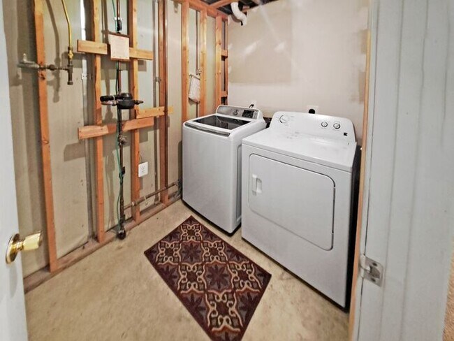 Building Photo - Charming 3-Level Brick Townhome in Waldorf...