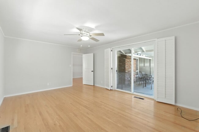 Building Photo - Spacious 2BD/2BA Home with Bonus Huge Room...