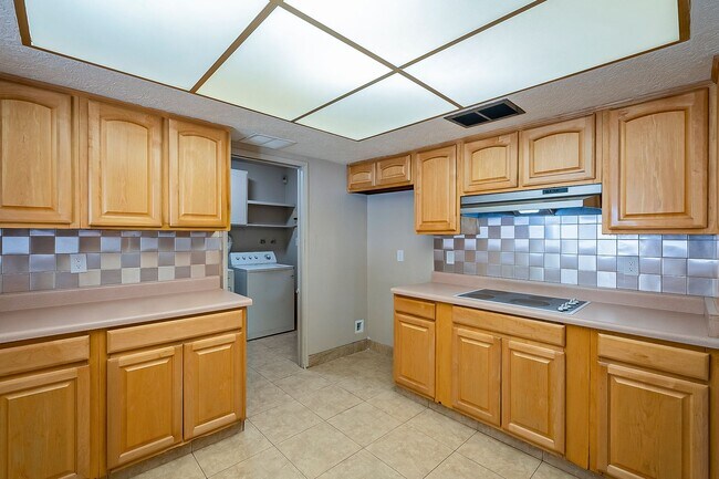 Building Photo - Move in Ready! 3 Bedrooms, 3 Bathrooms & P...