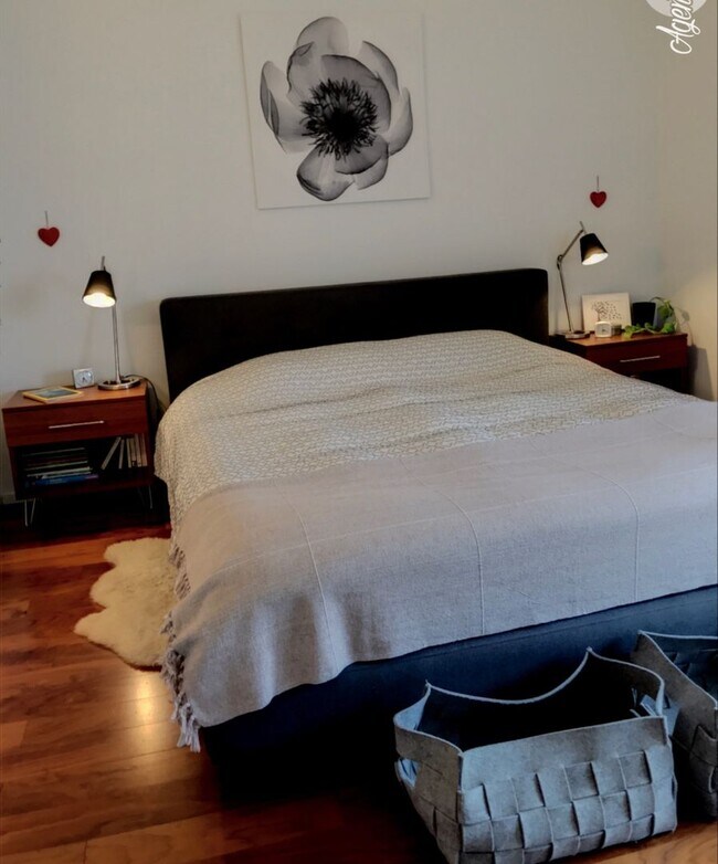 Building Photo - Rare 3 bed 2 bath Townhome available now.