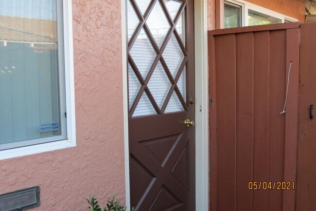 Building Photo - 2132 Town and Country Ln