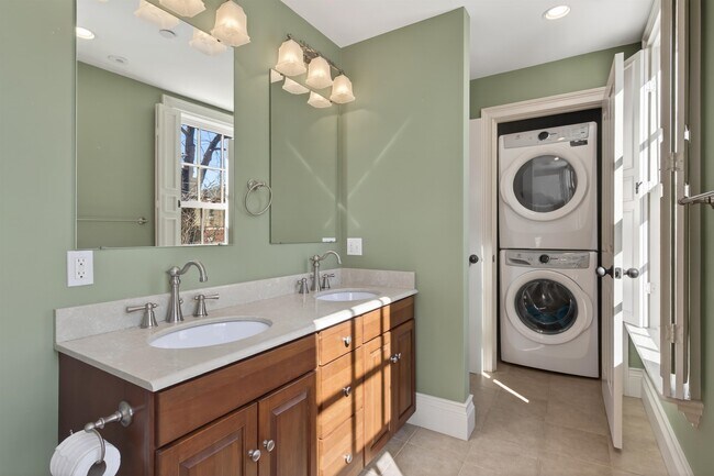 Building Photo - 7 Islington St