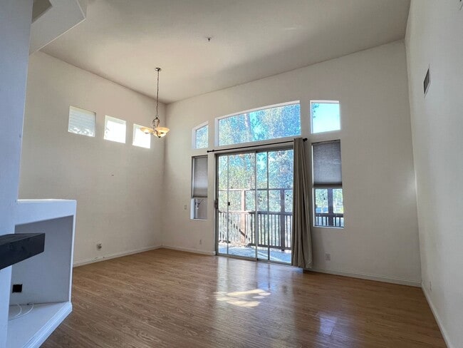 Building Photo - Light Filled 2 Bed 2 Bath Tustin Condo wit...
