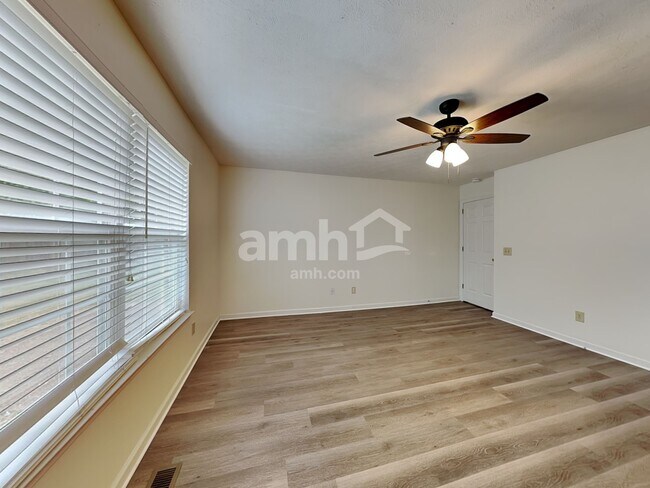 Building Photo - 129 Candle Woods Dr