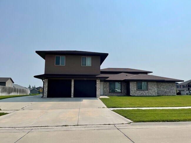 Primary Photo - Beautiful, spacious, 4 bedroom, 3 bath tow...