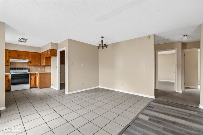 Building Photo - Check Out this 2 bed 2 bath!!