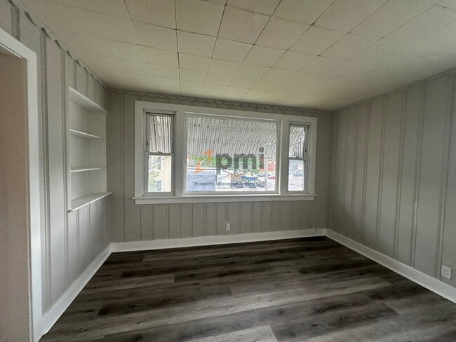 Building Photo - 207 Monroe St