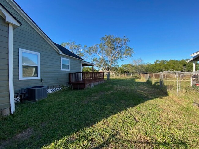 Building Photo - COZY SOUTHSIDE TWO BEDROOM