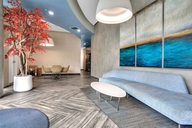 Building Photo - Gorgeous downtown unit! Views from every room!