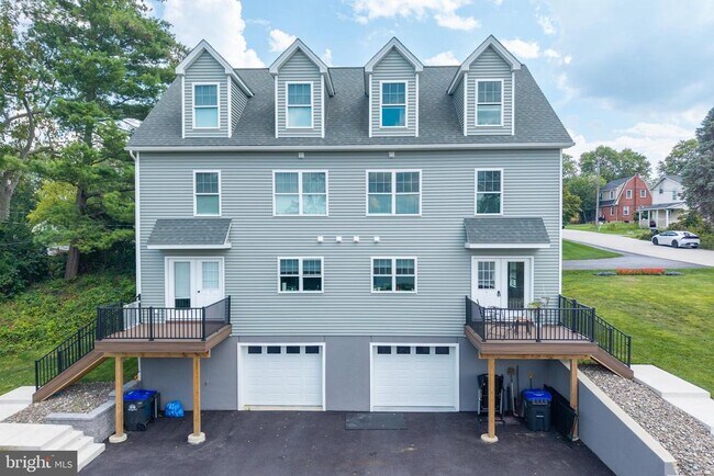 Building Photo - 209 Namar Ave