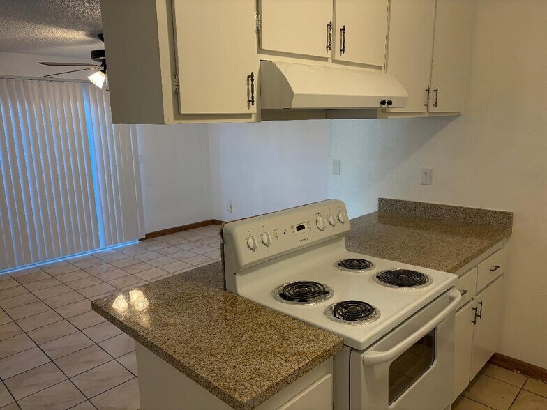 Building Photo - 510 W Kavanagh Ave