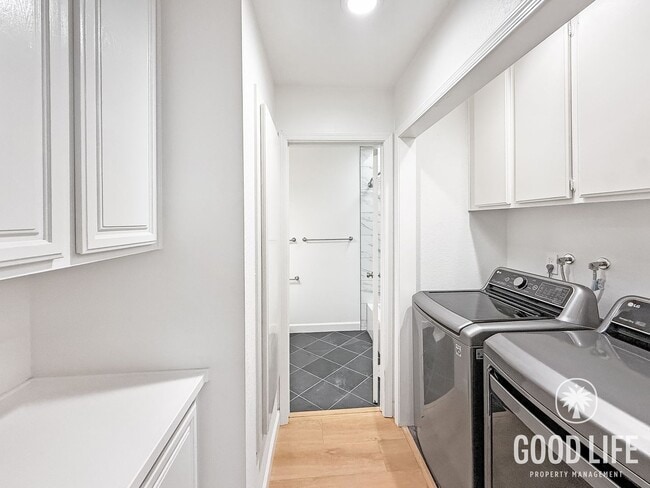 Building Photo - harming 2BR/2BA Townhome with Private Yard & 2-Car Garage in UTC