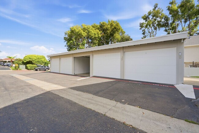 Building Photo - Remodeled 3bd/2.5bath steps from beaches, Racetrack, and Cedros Design district