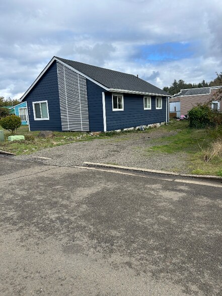 Building Photo - 5024 SE Jetty Ave