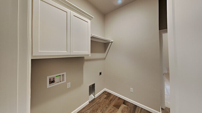 Building Photo - Beautiful 4 Bedroom 2 Bathroom Home in Pie...