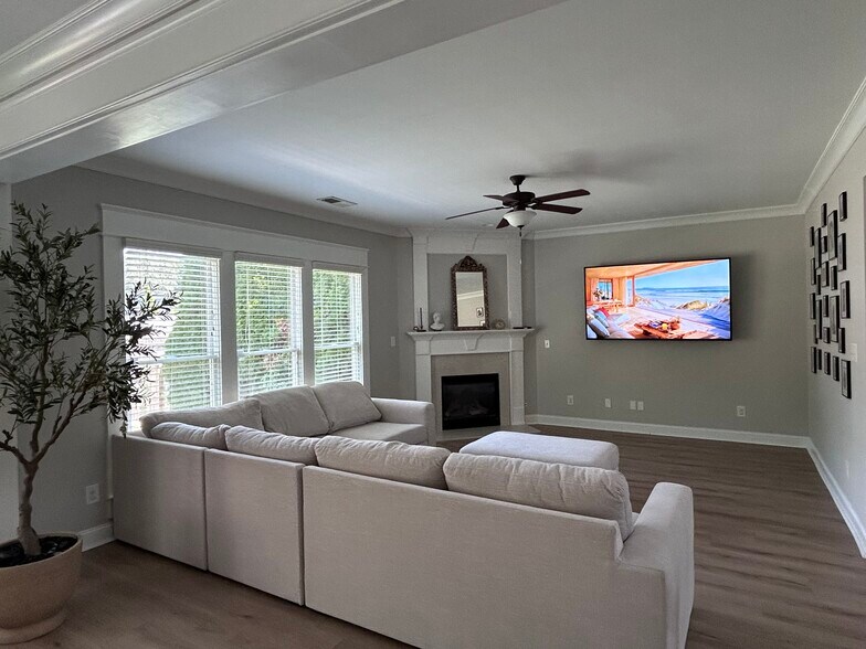 Family Room - 5006 Groover Dr SE