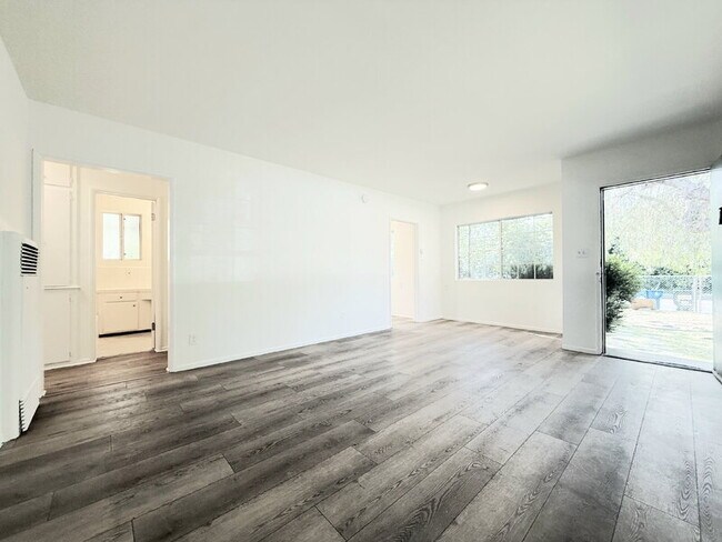 Building Photo - 10565 Camarillo St