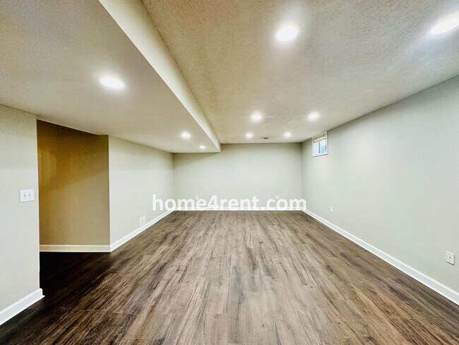 Building Photo - Elegant Cul-de-Sac Retreat with 5th Bedroo...