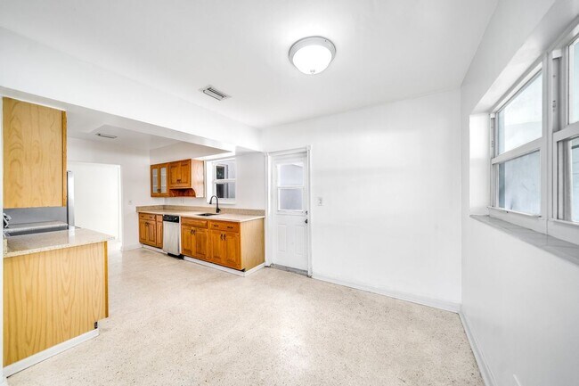 Building Photo - 209 SW 18th Ave