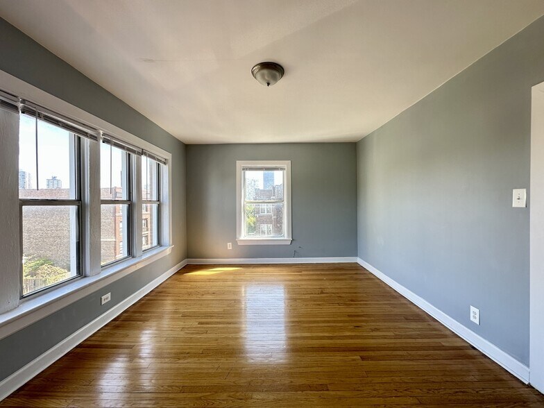 Building Photo - 5662 N Ridge Ave