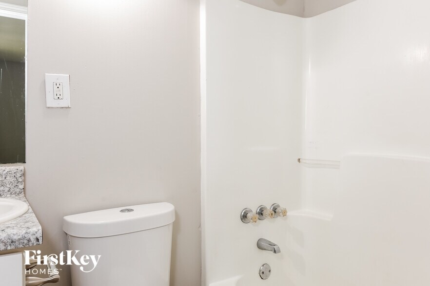 Building Photo - 492 Gresham Rd SW