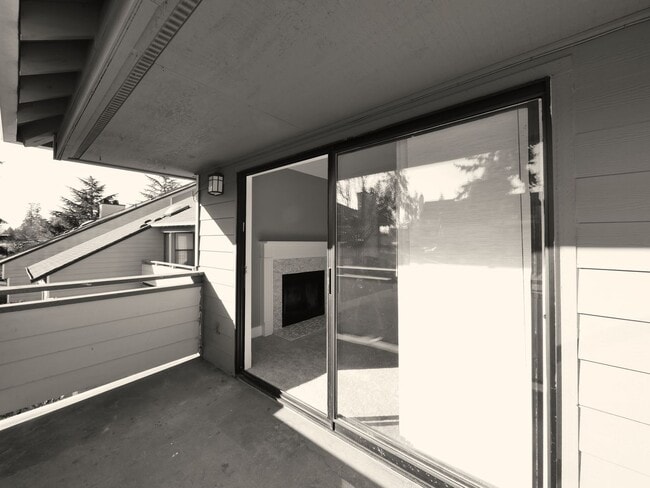 Building Photo - Updated Condo Available for Rent!