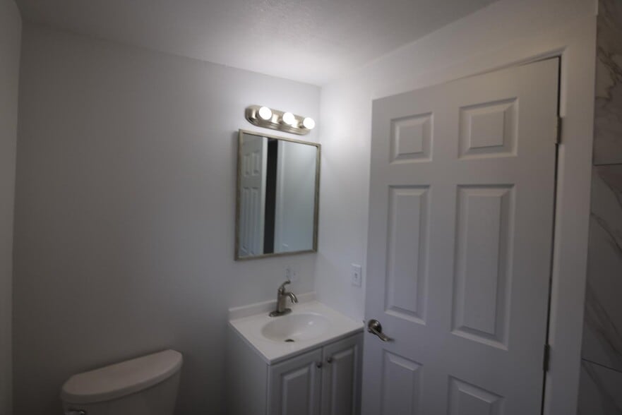 Main Bathroom - 635 Elm Ave