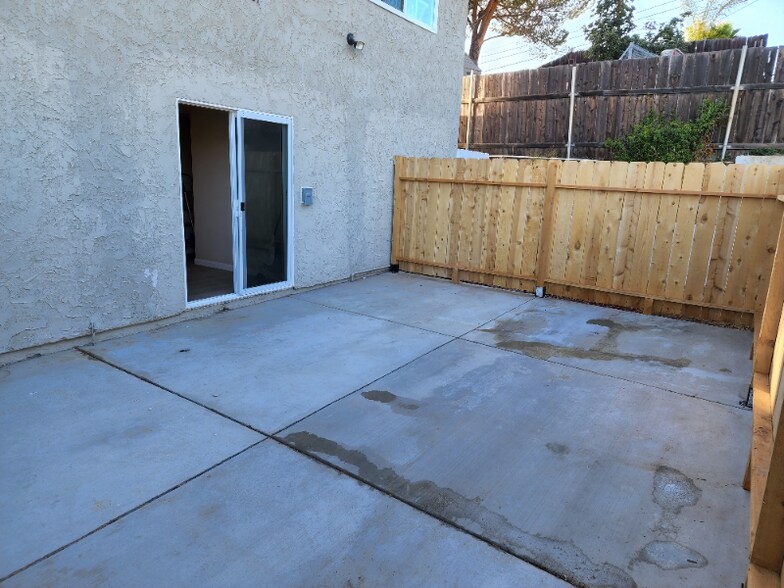 Building Photo - 8580 Golden Ridge Rd