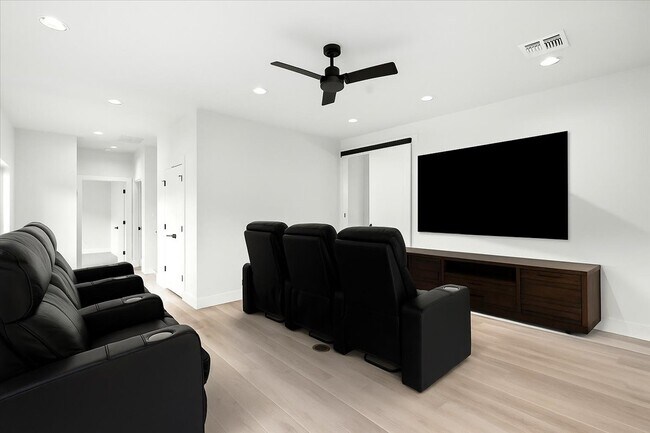 Building Photo - 512 Cowal Dr S