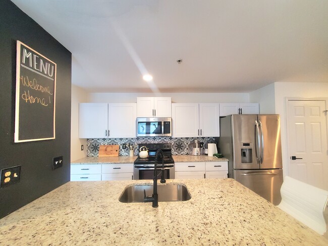 Building Photo - 9720 Lake Point Ct