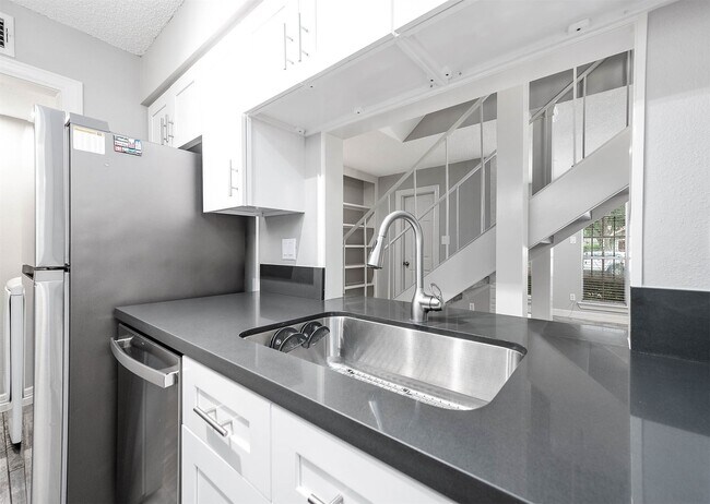 Building Photo - 5528 Beverly Hill St