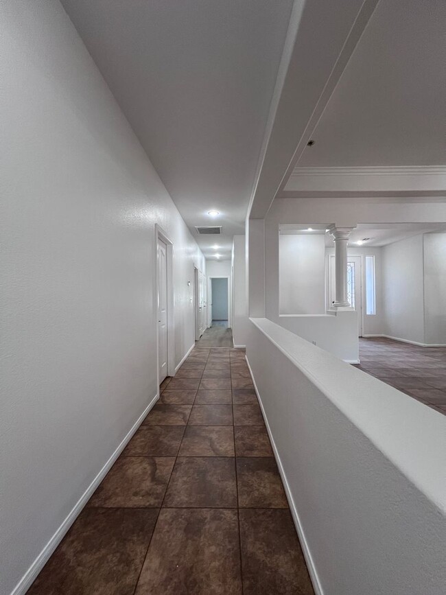 Building Photo - Stunning 4-Bed 3 Car Garage Gated Single S...