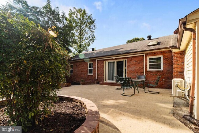 Building Photo - 5601 Dawes Ave