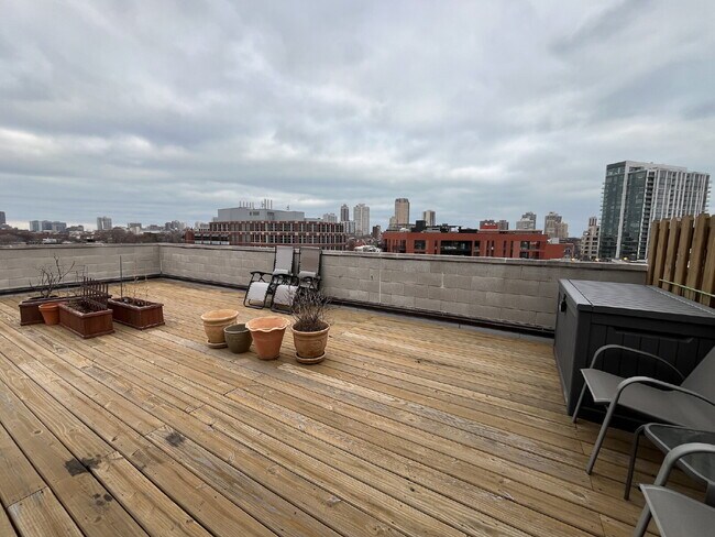 Building Photo - 3-Bed Urban Retreat with Fireplace & Granite Touches in Lincoln Park