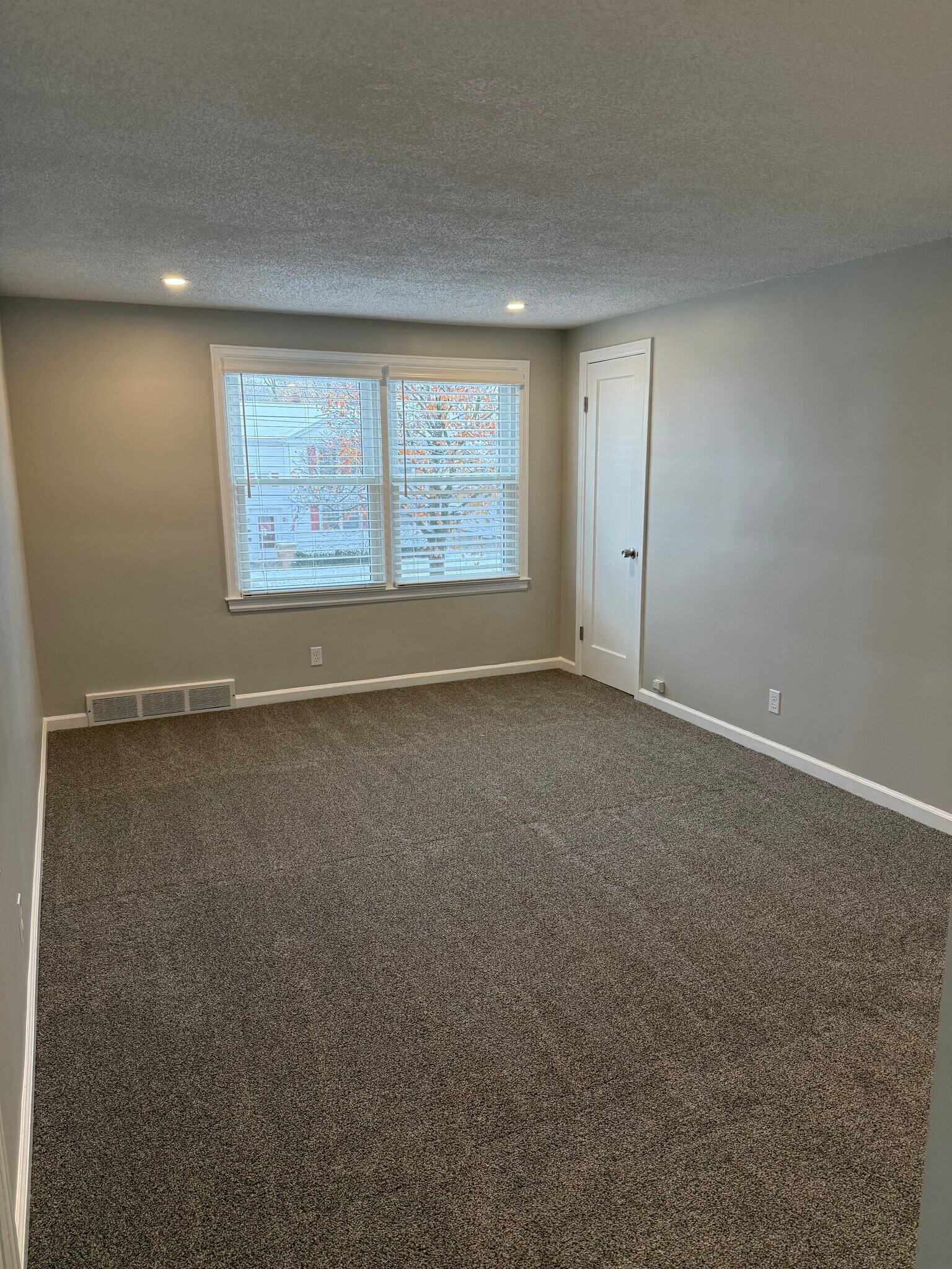 Building Photo - 33 Montfort Dr