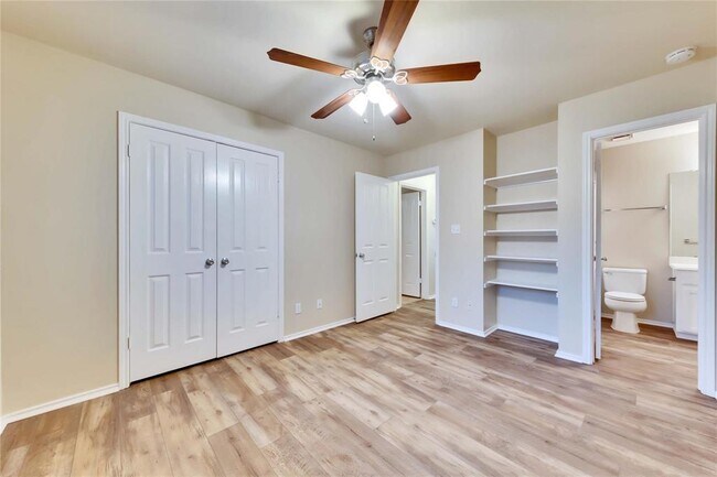 Building Photo - 2204 Grove Dr