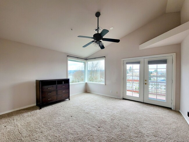 Building Photo - Spacious, bright, 4 bed in Bremerton