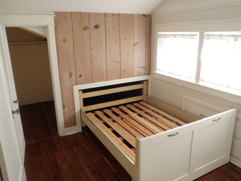 Building Photo - 5046 NE Mallory Ave