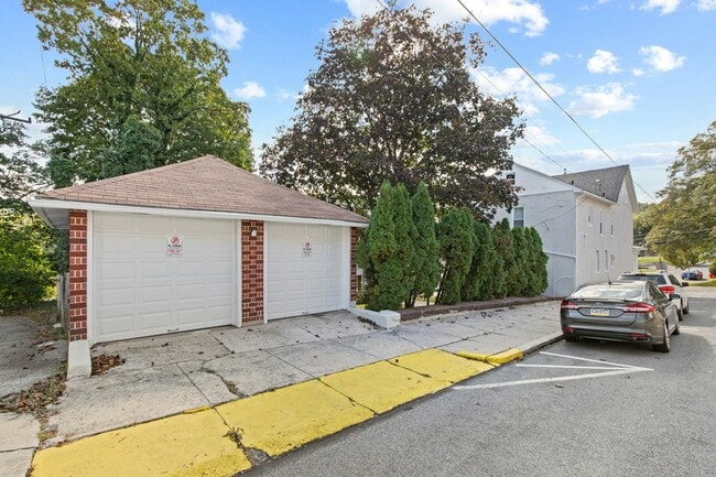 Building Photo - 17 N Church St