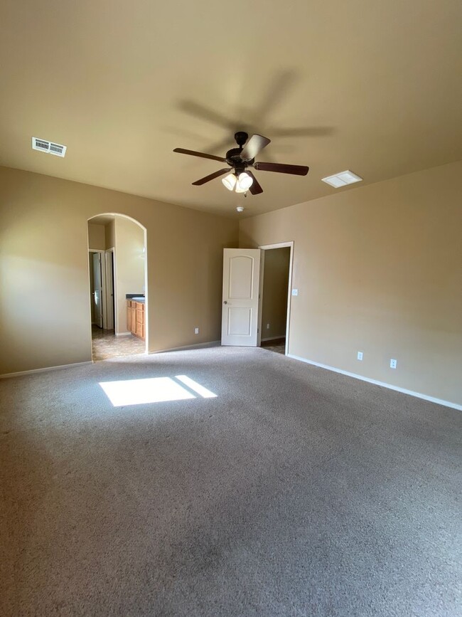 Building Photo - Gorgeous Home, New Carpet & Great Location!