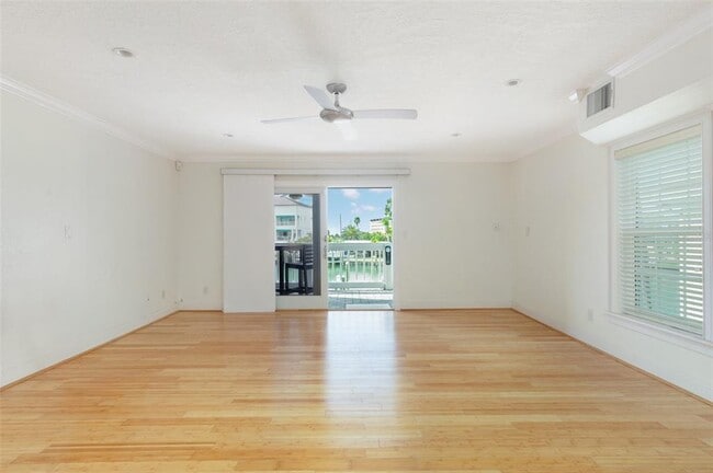 Building Photo - 11820 Capri Cir S