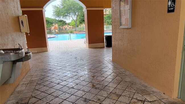 Building Photo - 5010 S Harbor Isles Dr