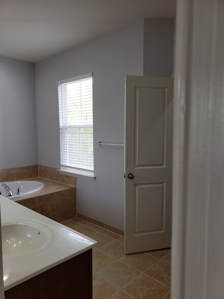 Building Photo - 13101 Saint James Sanctuary Dr