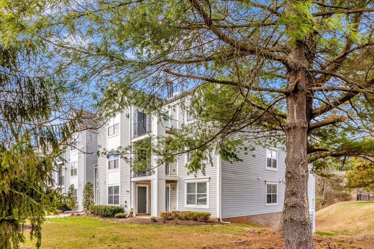 Building Photo - 10001 Vanderbilt Cir