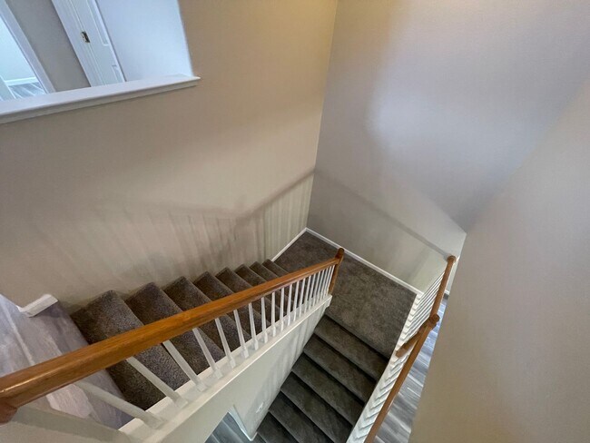Building Photo - Beautiful 4 Bedroom Close to Downtown Brentwood!