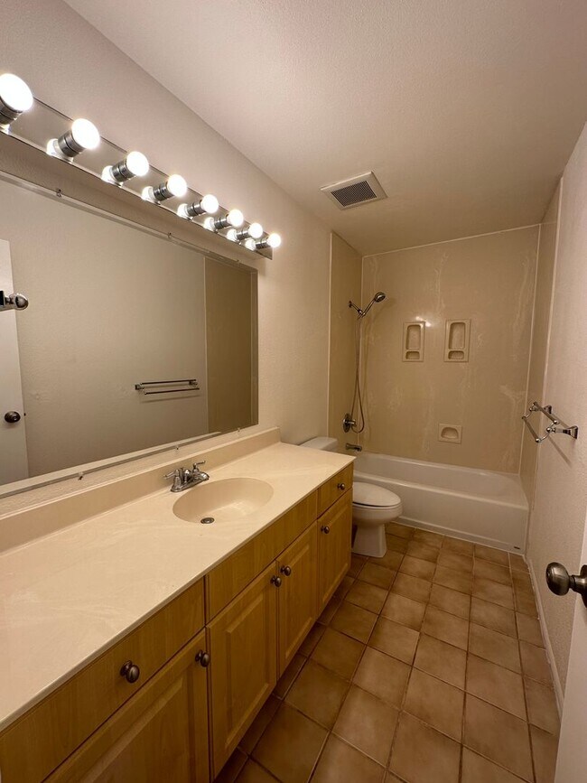 Building Photo - Upgraded 3 bedroom/2 bath townhome at Yach...